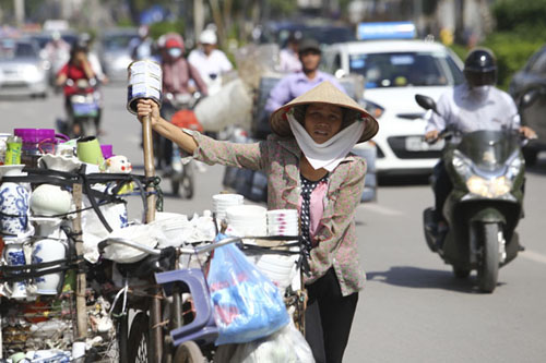 Người Hà Nội nhăn mặt vì nắng nóng ngày đầu đông - 10
