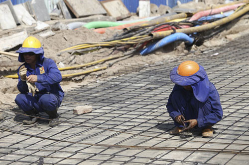 Người Hà Nội nhăn mặt vì nắng nóng ngày đầu đông - 11