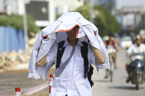 Người Hà Nội nhăn mặt vì nắng nóng ngày đầu đông - 9