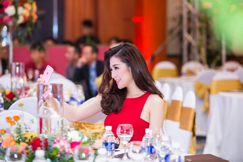 Á Hậu Tú Anh ngày càng rực rỡ, trưởng thành - 11
