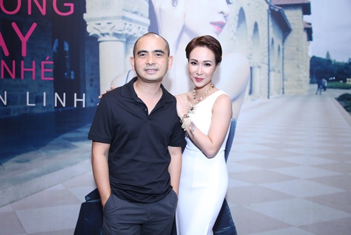 Uyên Linh khoe đường cong với váy ôm sát, xẻ cao - 10