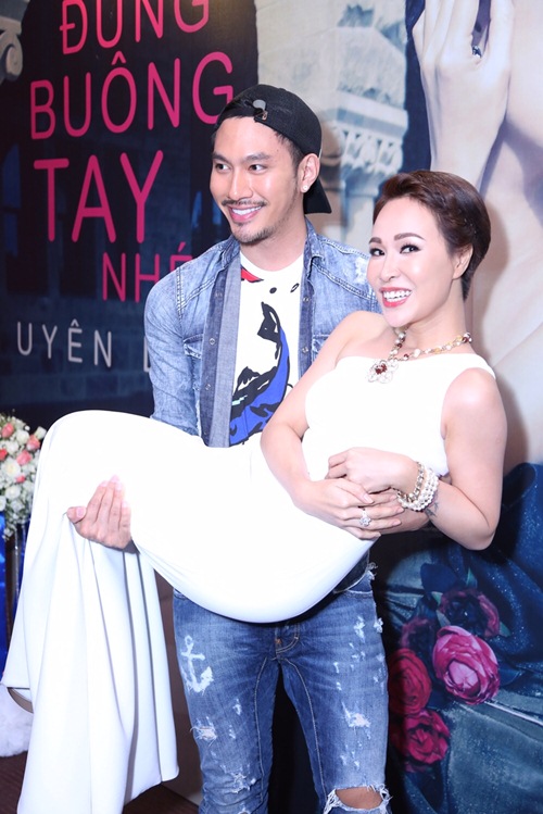 Uyên Linh khoe đường cong với váy ôm sát, xẻ cao - 6