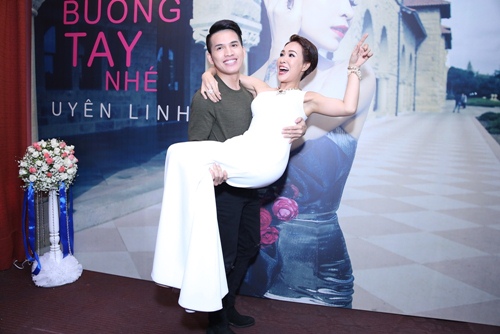 Uyên Linh khoe đường cong với váy ôm sát, xẻ cao - 7