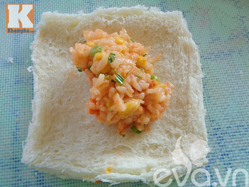 Bánh mì bọc cơm chiên nóng hổi - 4