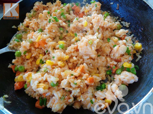 Bánh mì bọc cơm chiên nóng hổi - 2