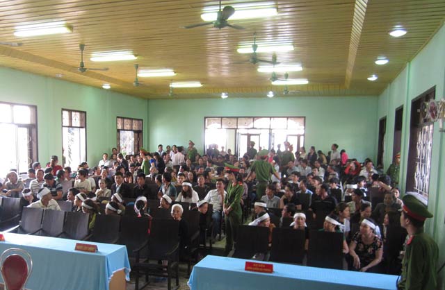 Vụ giết 2 người ở Quảng Trị: Bị cáo ngất trước giờ xử - 1