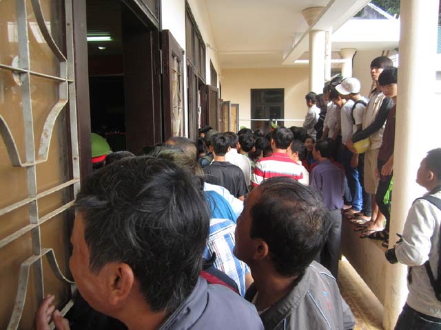 Vụ giết 2 người ở Quảng Trị: Bị cáo ngất trước giờ xử - 2