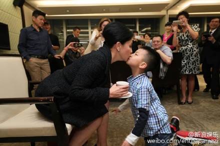 Bất chấp scandal, Lưu Gia Linh nhận con trai nuôi - 3