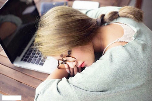 Lộ ảnh Mạc Hồng Quân nắm tay cô gái lạ đi ăn tối - 3