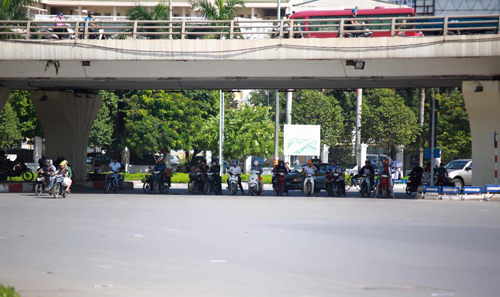 Quay cuồng trong nắng nóng đầu đông như giữa hè - 1
