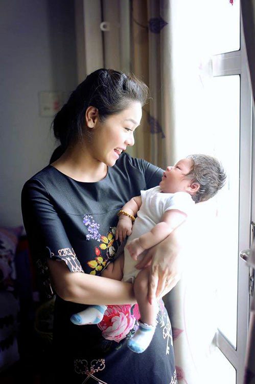 Con trai Nhật Kim Anh giống bố như đúc - 2