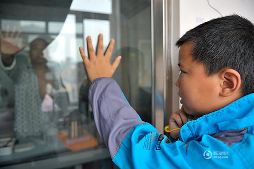 Cảm động với cậu bé hiếu thảo hiến tế bào gốc cứu cha - 1