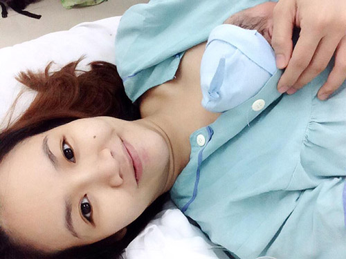 Anh Thúy X-Factor lần đầu khoe con trai 7 ngày tuổi - 1