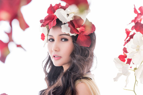 HH Sương Đặng đẹp tựa nữ thần với đầm hoa hồng - 1