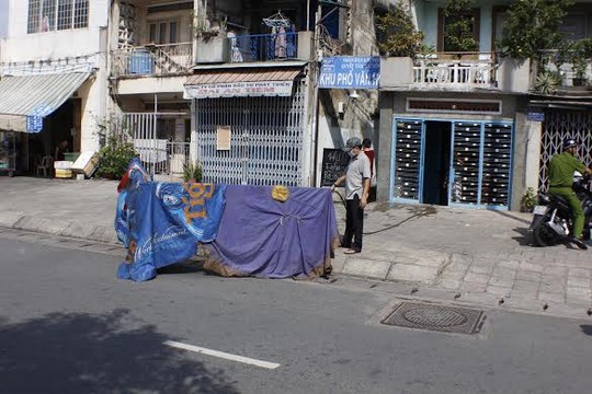 Giết người tình là em dâu khi đang trang điểm - 2