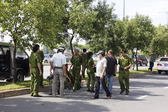 Giết người tình là em dâu khi đang trang điểm - 1