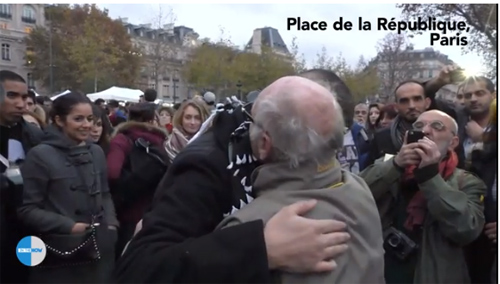 Người Paris ôm chàng trai Hồi Giáo khiến thế giới chết lặng - 1