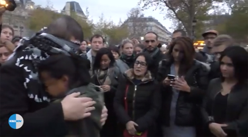 Người Paris ôm chàng trai Hồi Giáo khiến thế giới chết lặng - 2