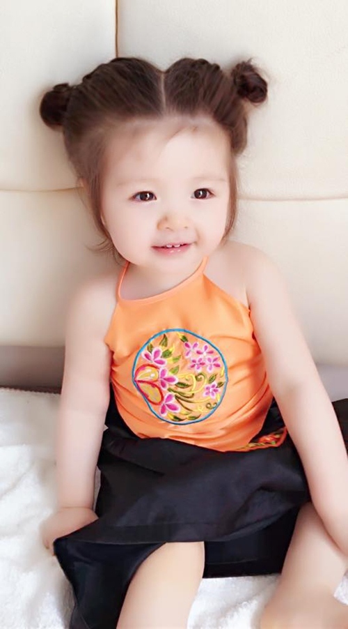 Con gái Elly Trần mặc áo yếm, cột tóc Na Tra gây quot;sốtquot; - 1