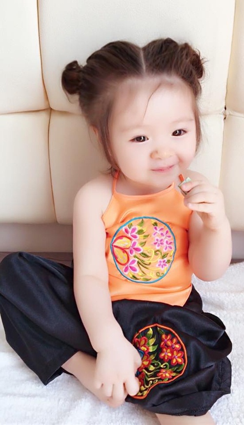 Con gái Elly Trần mặc áo yếm, cột tóc Na Tra gây quot;sốtquot; - 2