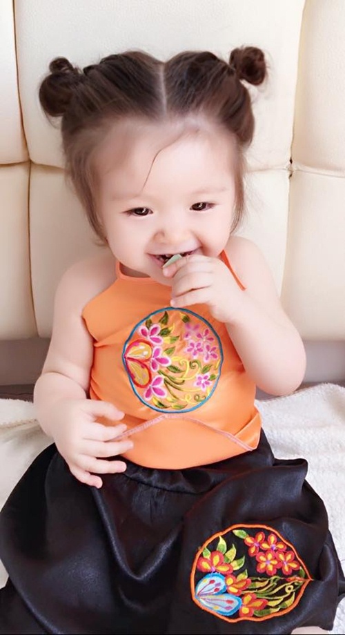 Con gái Elly Trần mặc áo yếm, cột tóc Na Tra gây quot;sốtquot; - 3