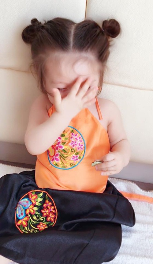 Con gái Elly Trần mặc áo yếm, cột tóc Na Tra gây quot;sốtquot; - 4