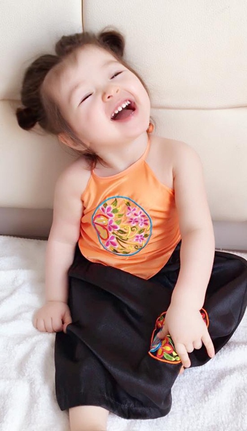 Con gái Elly Trần mặc áo yếm, cột tóc Na Tra gây quot;sốtquot; - 5