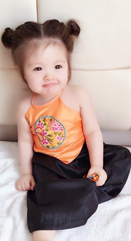 Con gái Elly Trần mặc áo yếm, cột tóc Na Tra gây quot;sốtquot; - 6