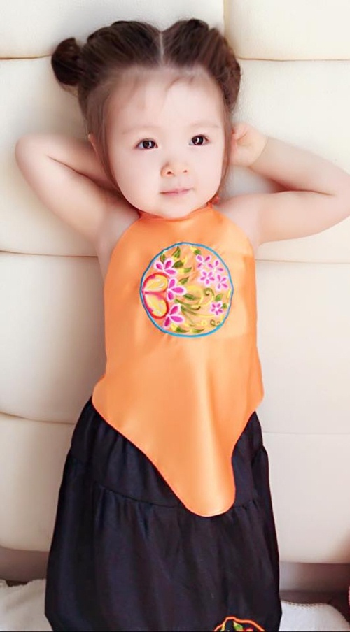 Con gái Elly Trần mặc áo yếm, cột tóc Na Tra gây quot;sốtquot; - 7