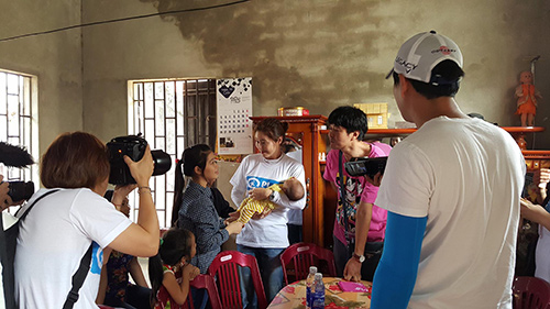 Nữ diễn viên Hàn gặp lại con nuôi ở Việt Nam sau 10 năm - 1