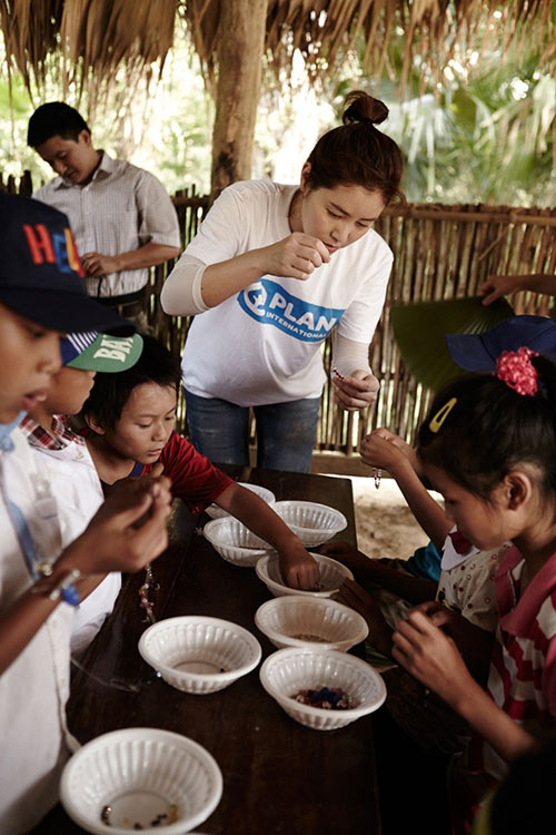 Nữ diễn viên Hàn gặp lại con nuôi ở Việt Nam sau 10 năm - 6