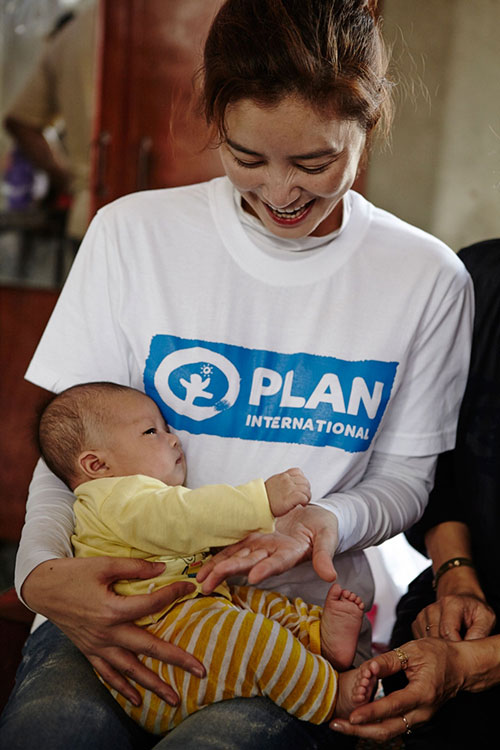 Nữ diễn viên Hàn gặp lại con nuôi ở Việt Nam sau 10 năm - 4