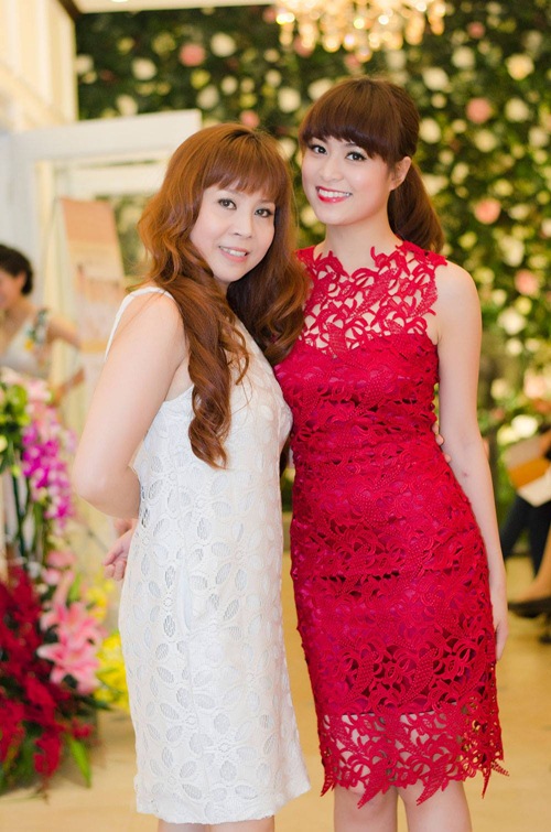 Mẹ con Hoàng Thùy Linh trẻ trung như 2 chị em - 12