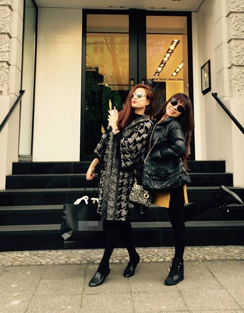 Mẹ con Hoàng Thùy Linh trẻ trung như 2 chị em - 1