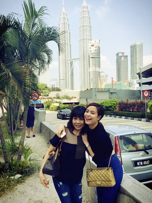 Mẹ con Hoàng Thùy Linh trẻ trung như 2 chị em - 3