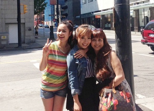 Mẹ con Hoàng Thùy Linh trẻ trung như 2 chị em - 4