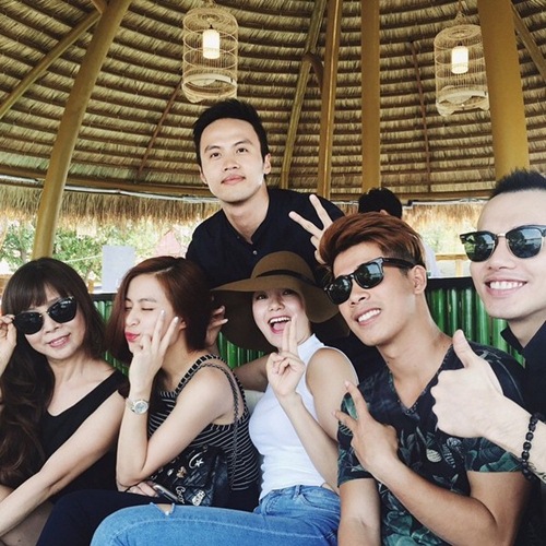 Mẹ con Hoàng Thùy Linh trẻ trung như 2 chị em - 6