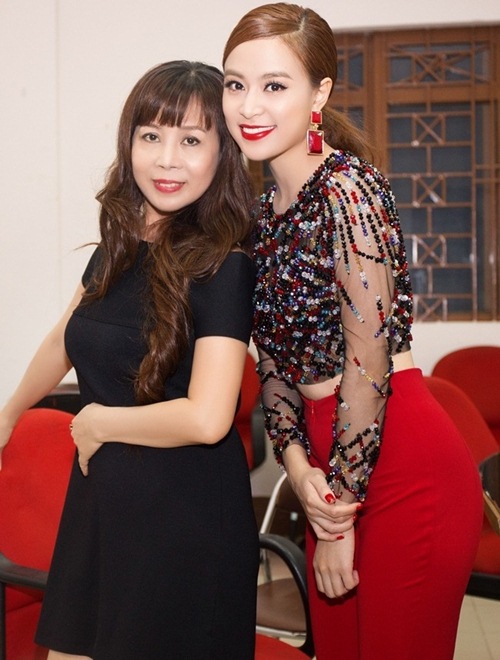 Mẹ con Hoàng Thùy Linh trẻ trung như 2 chị em - 10