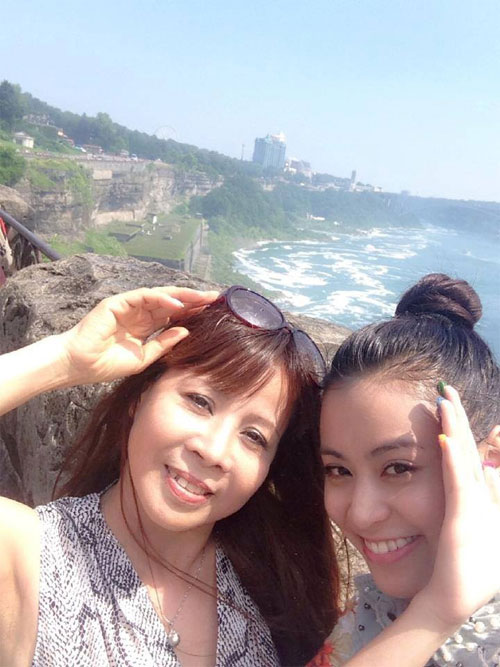 Mẹ con Hoàng Thùy Linh trẻ trung như 2 chị em - 5