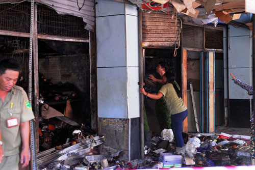 TPHCM: Cháy chợ rạng sáng, nhiều gian hàng bị thiêu rụi - 1