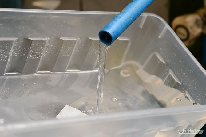 Cẩn thận với mùi khó chịu trong hộp nhựa chứa chất độc hại - 1