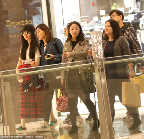 Triệu Vy lộ thân hình béo ú, ăn mặc già nua - 9