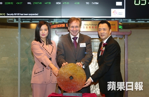 Triệu Vy lộ thân hình béo ú, ăn mặc già nua - 6