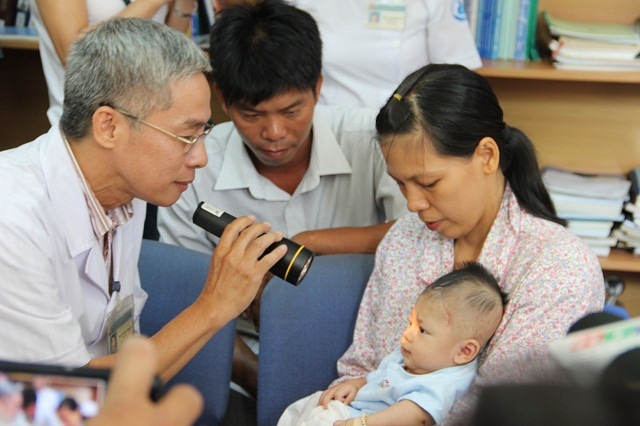 Bé trai bị đâm xuyên não sức khỏe tiến triển tích cực - 1