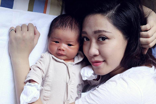 Hotgirl Hà Holly: Chồng vào phòng đẻ không sợ #039;mất hình ảnh#039; - 6