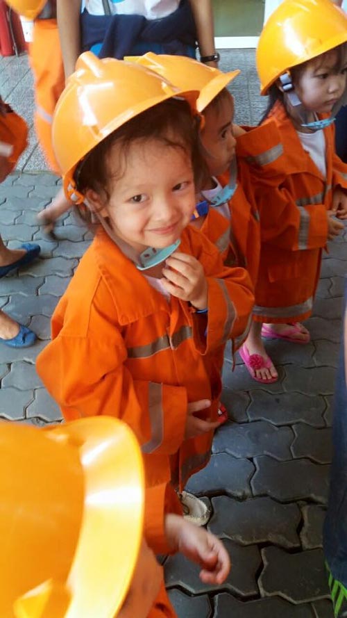 Hai con Hồng Nhung đáng yêu bên mẹ - 1