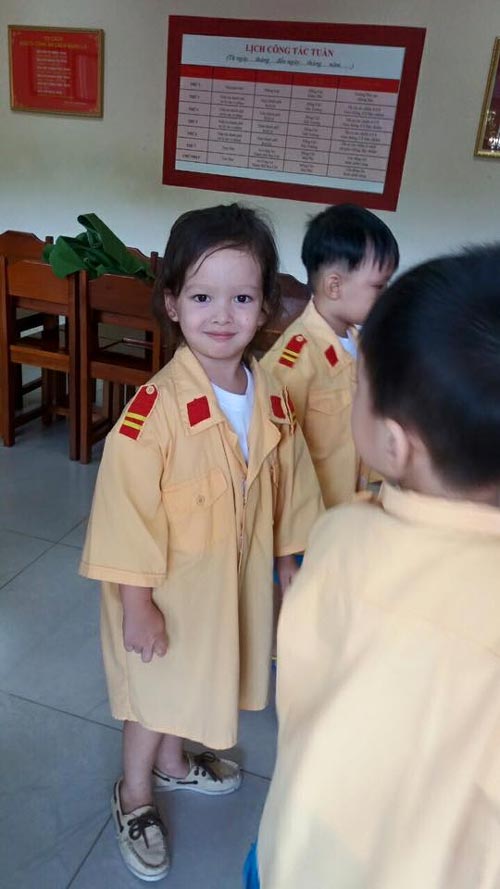 Hai con Hồng Nhung đáng yêu bên mẹ - 2