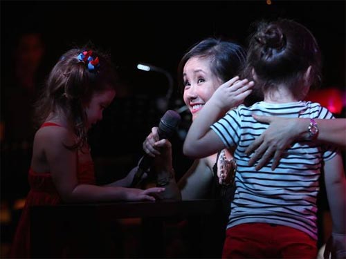 Hai con Hồng Nhung đáng yêu bên mẹ - 6