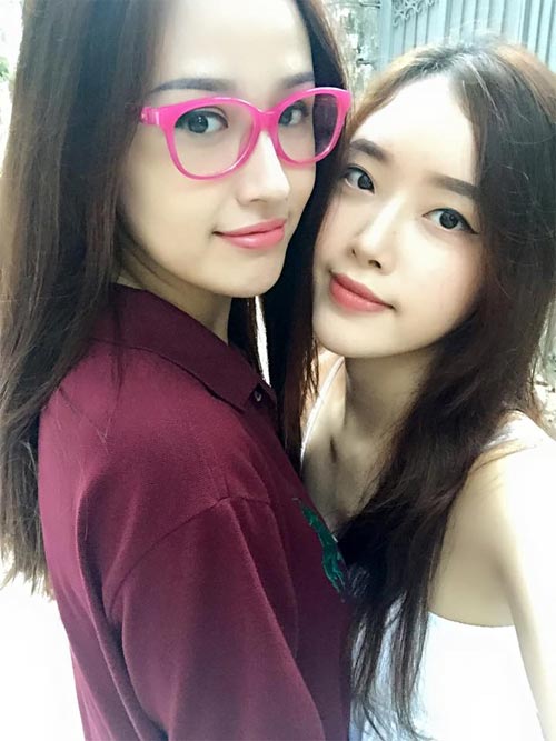 Hai con Hồng Nhung đáng yêu bên mẹ - 7