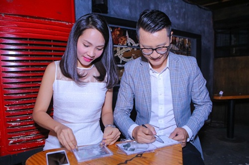 Hoàng Bách tình cảm hôn vợ giữa sự kiện - 2